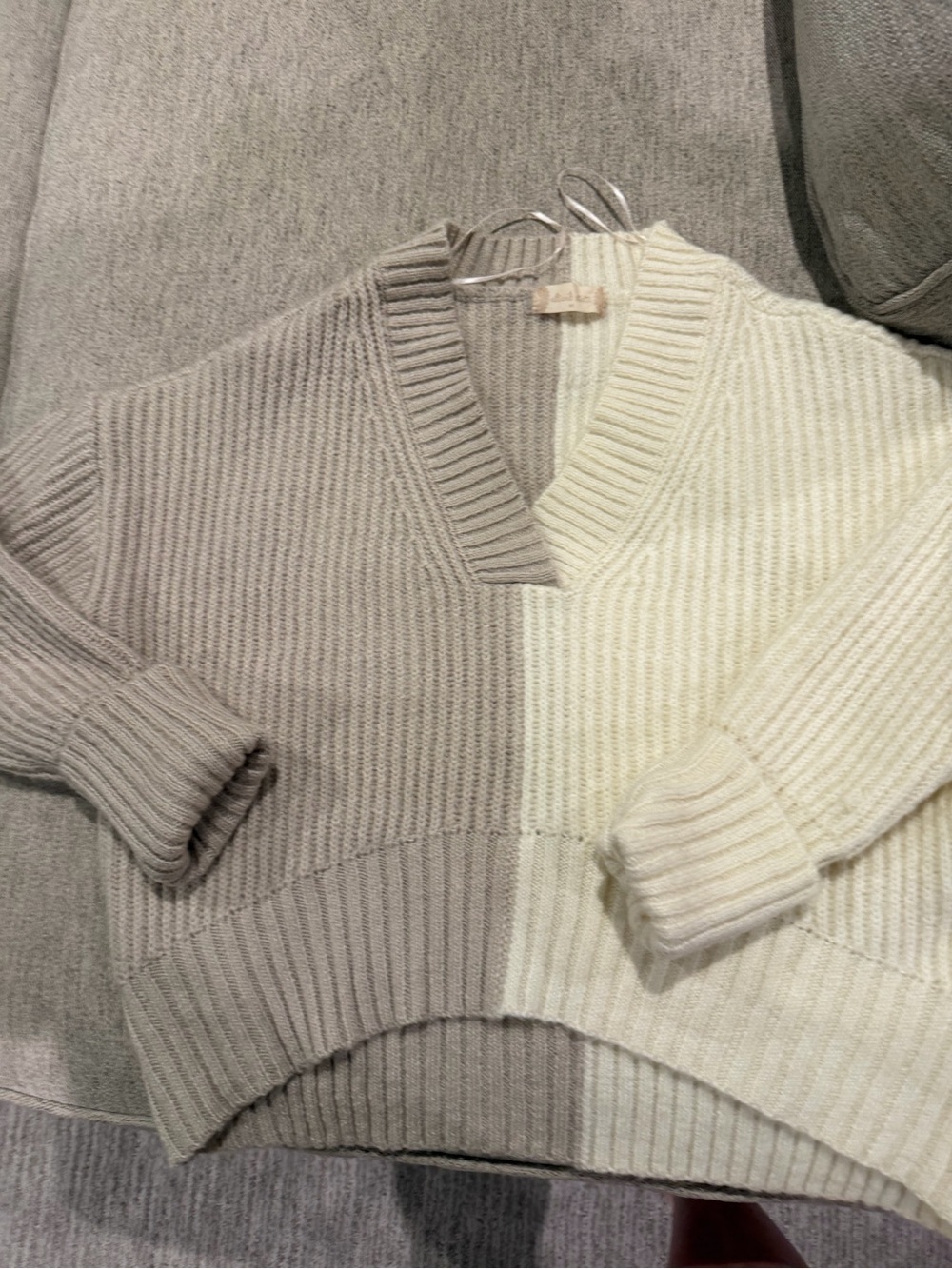 Women’s Two-Tone V-Neck Ribbed Sweater - Cream & Taupe